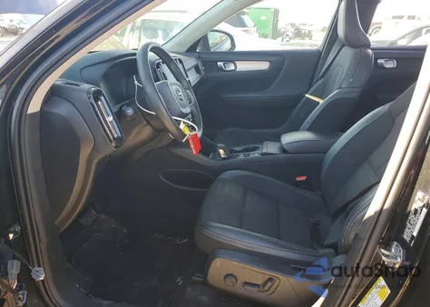 2020 Volvo Xc40 T5 Momentum z USA, uszkodzony, nr VIN YV4162UK6L2315093